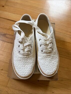 Revitalign white canvas shoes